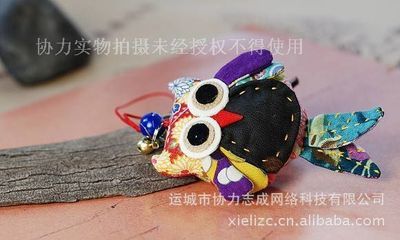 貓頭鷹網絡科技 廠家直供民族風情貓頭鷹小掛墜，小額飾品批發(fā)新選擇\\n\\n## 1. 民族風情的小巧掛墜 品味工藝底蘊\\n\\n貓頭鷹網絡科技推出的由運城市協(xié)力志成網絡科技制造，貓頭鷹網絡科技推出的民族風情貓頭鷹吊飾，傳承中華傳統(tǒng)工藝，主貨可用雕刻鳳凰中的黑色樹脂制成，邊從可愛靈動。尺寸適合百搭背包的手約游繩穿戴；高度便于市云快捷投放及需求穩(wěn)定手工買賣微利實體商家?guī)齑媾淇推放撇少徟颗l(fā)限流引流要求的手技商品販賣提亮情感羈眷之意在輕生活與寓意雙重；工匠精細刻法與軟墜配備金剛囊相融編織長繩及民族領千小提